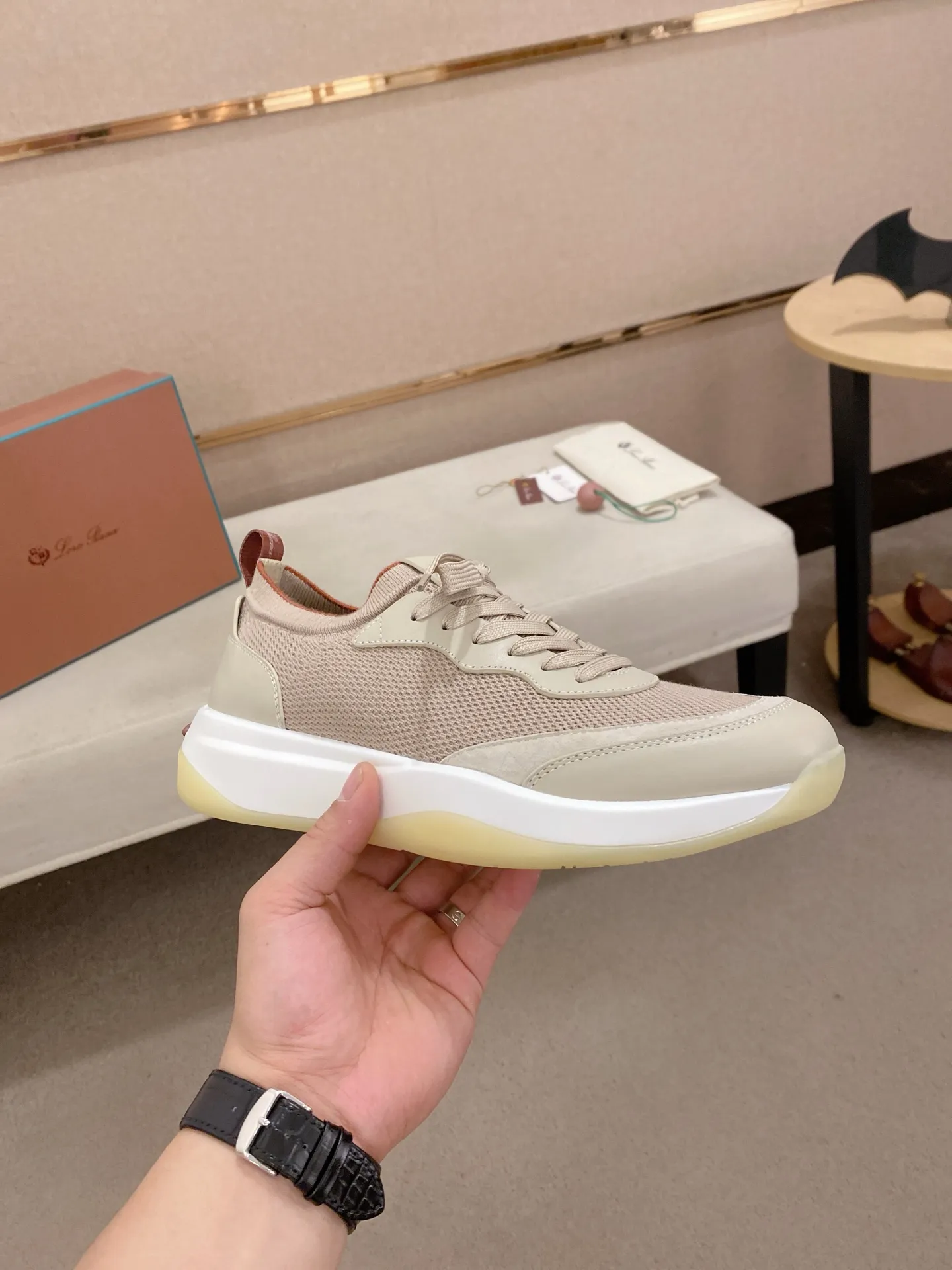 Men's shoes💰: 540💰🔥𝐥𝐨𝐫𝐨 𝐏𝐢𝐚𝐧𝐚 lp classic loafers, an Italian treasure brand, the only brand that can match Hermès! Only after wearing it do we realize that we can’t live up to our feet. The upper is made of imported first-layer cowhide with breathable fly-knit fabric, water-dyed cowhide foot pads, and the official original glass rubber outsole and pendant. Exclusive original packaging (tag ➕ brand paper ➕ outer box ➕ hand bag) code number: 38-44. Can be customized 45-46